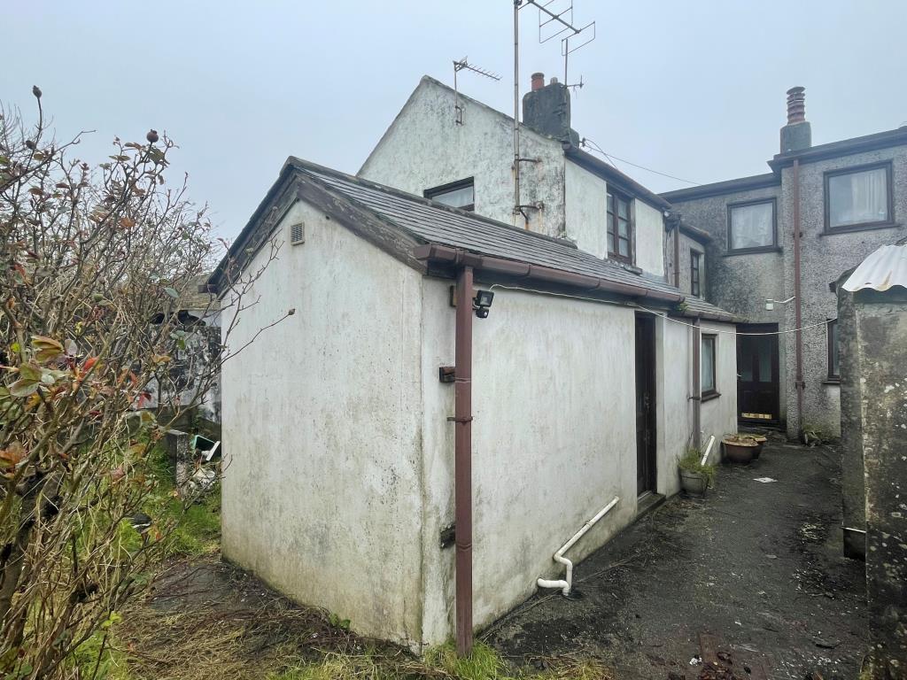 Lot: 127 - TERRACE HOUSE WITH ADDITIONAL ONE-BEDROOM DWELLING, GARAGE, OUTBUILDING AND LARGE GARDEN SPACE - Rear property showing additional dwelling